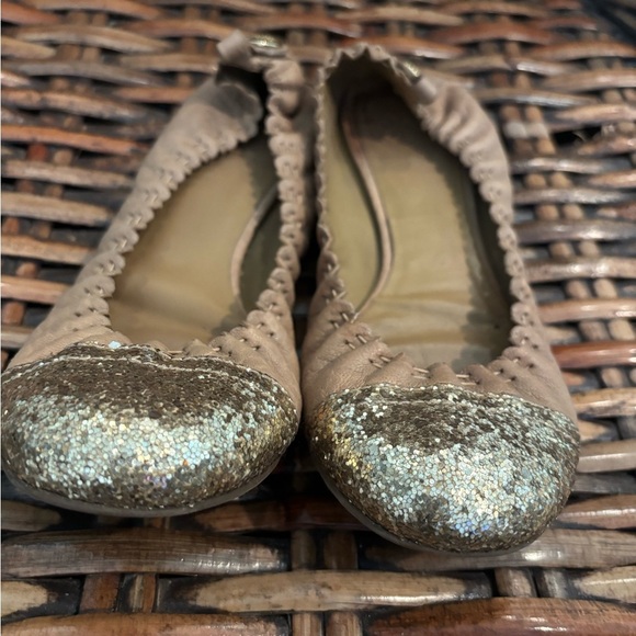 Tory Burch Beige Flats with Sparkling Gold Toe in size 6 - Picture 2 of 13